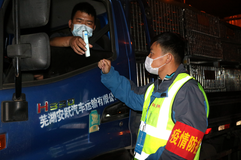 新一輪疫情發(fā)生后，安徽路橋迅速行動(dòng)，組織全體職工和勞務(wù)工人進(jìn)行全員核算檢測(cè)，筑牢疫情防控第一道防線。此外，還積極投身屬地疫情防控，踐行國企擔(dān)當(dāng)。