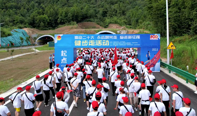 池州市團(tuán)委“喜迎二十大、奮進(jìn)新征程、永遠(yuǎn)跟黨走”健步走活動(dòng)在公司G318項(xiàng)目舉行6